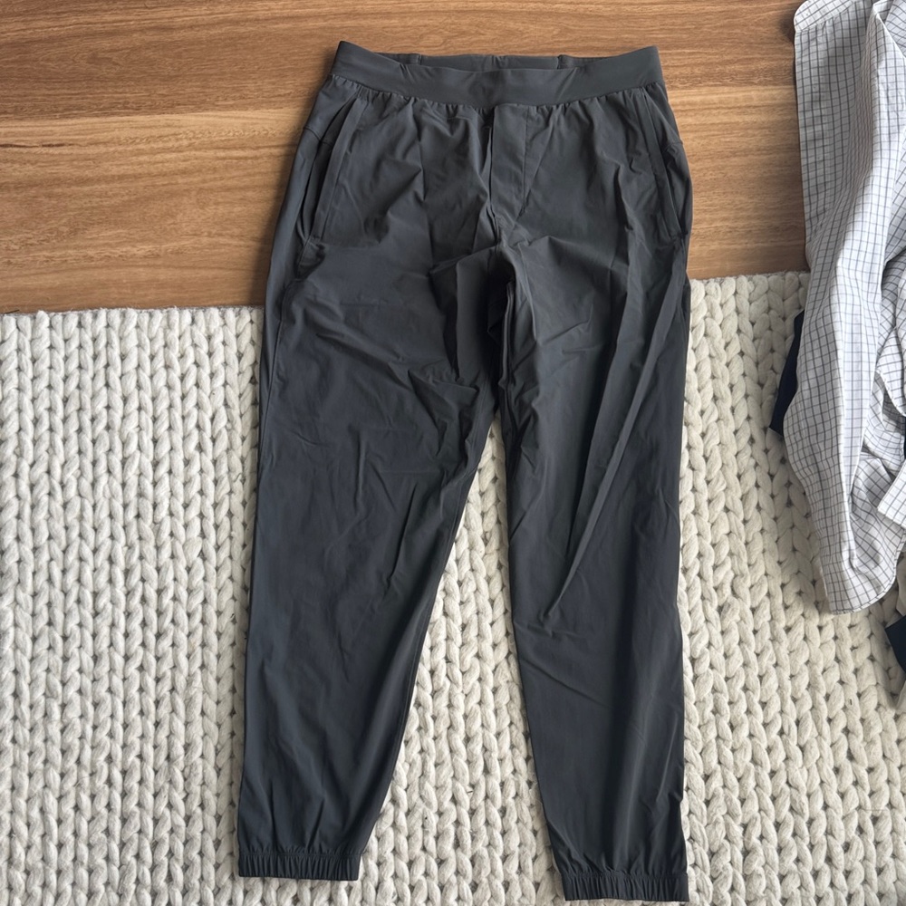 Men's Lulu Lemon Gray Jogger Pants 28” Short